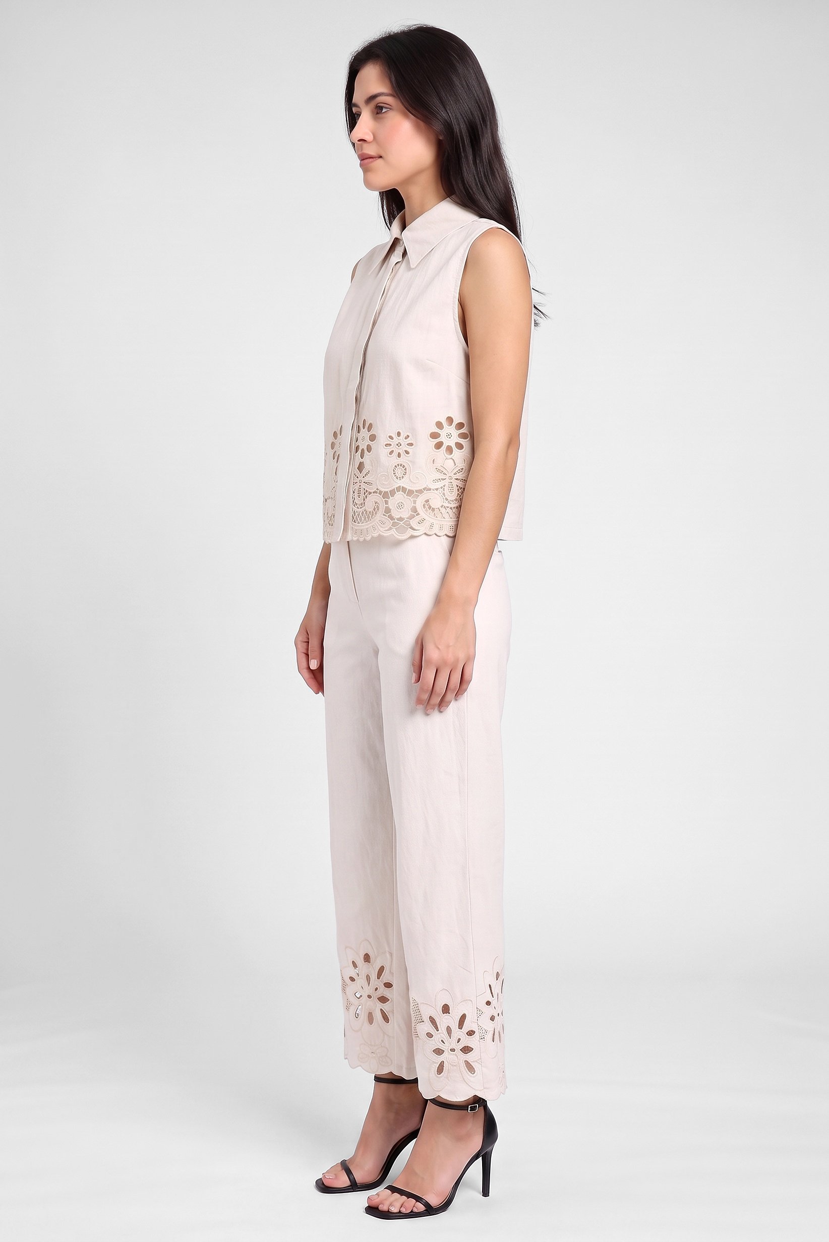 Women 2 Pcs Eyelet  Sleeveless Shirt And Shorts Set, Beige