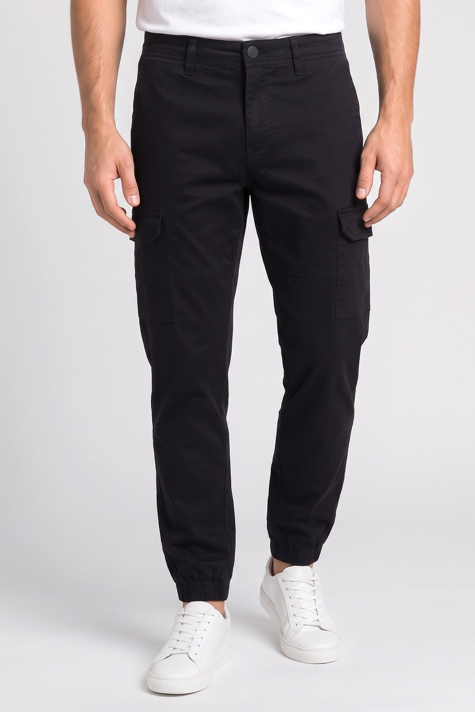 Men Regular Fit Plain Cargo Pants, Black