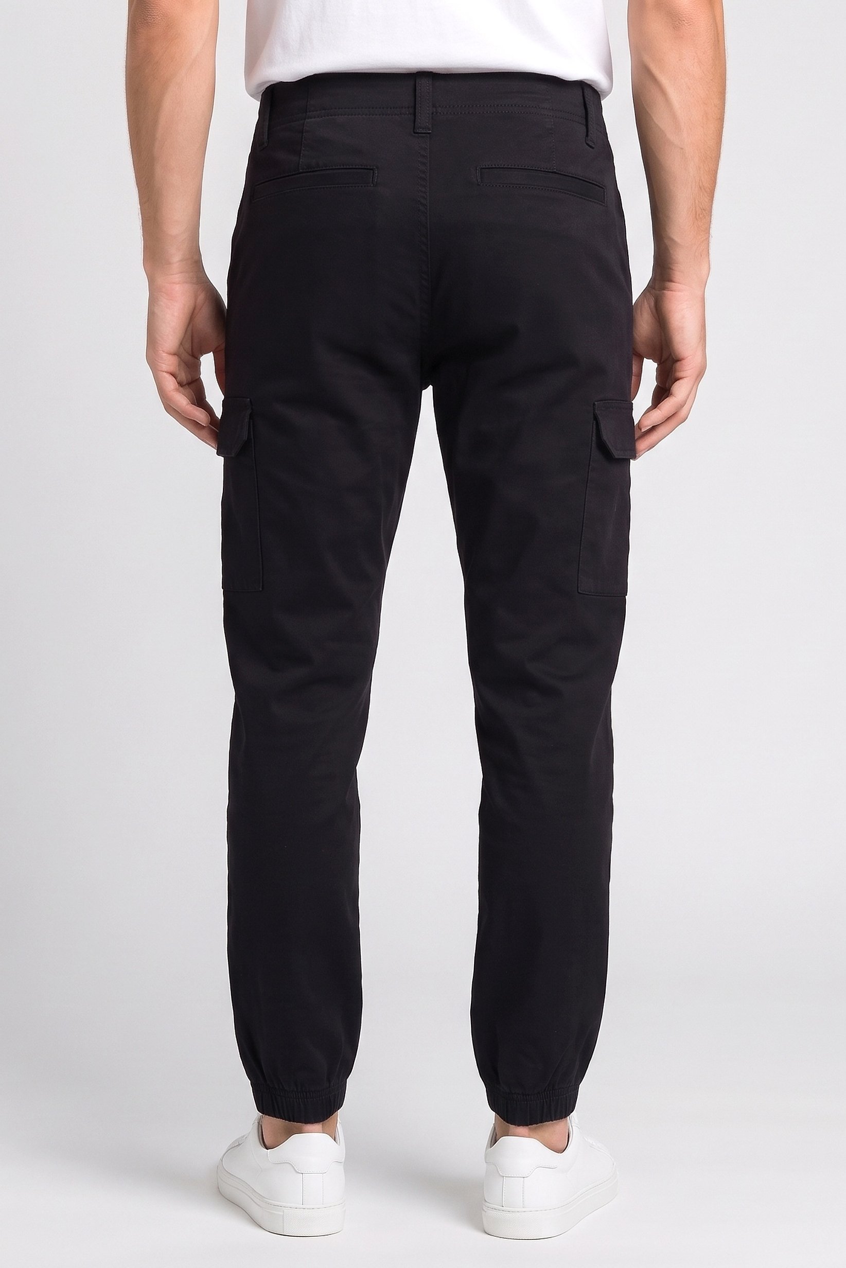 Men Regular Fit Plain Cargo Pants, Black
