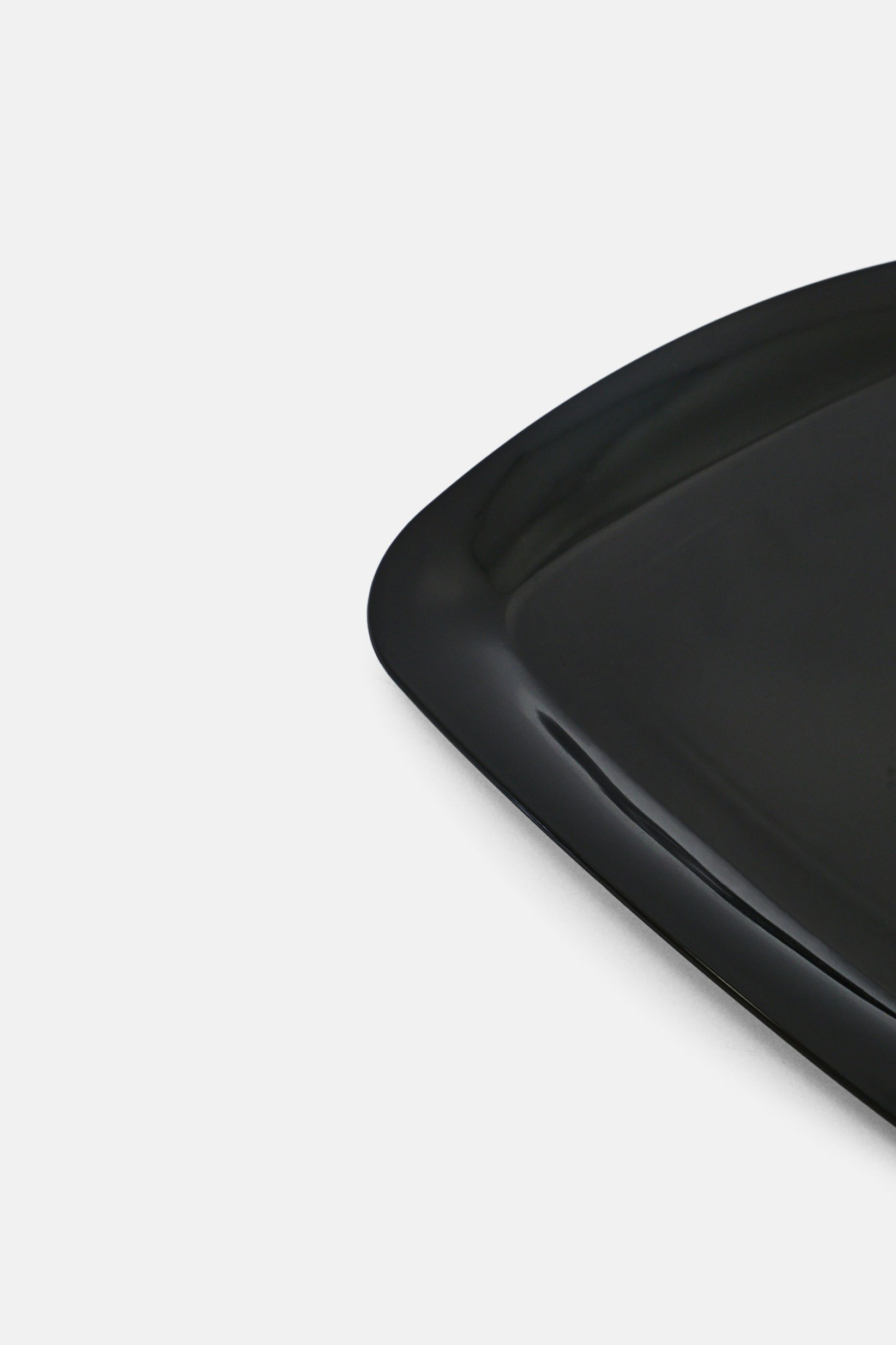 Elegant Plastic Plate, Black