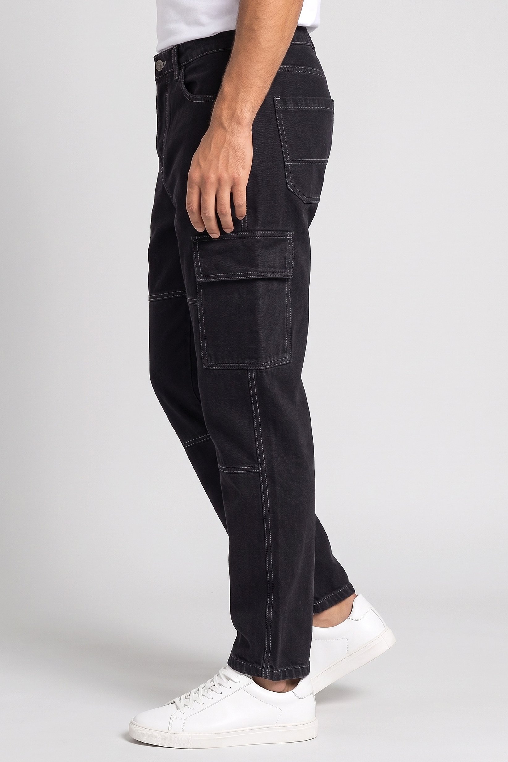 Men Loose Fit Solid Non-Stretchable Cargo Jeans, Black