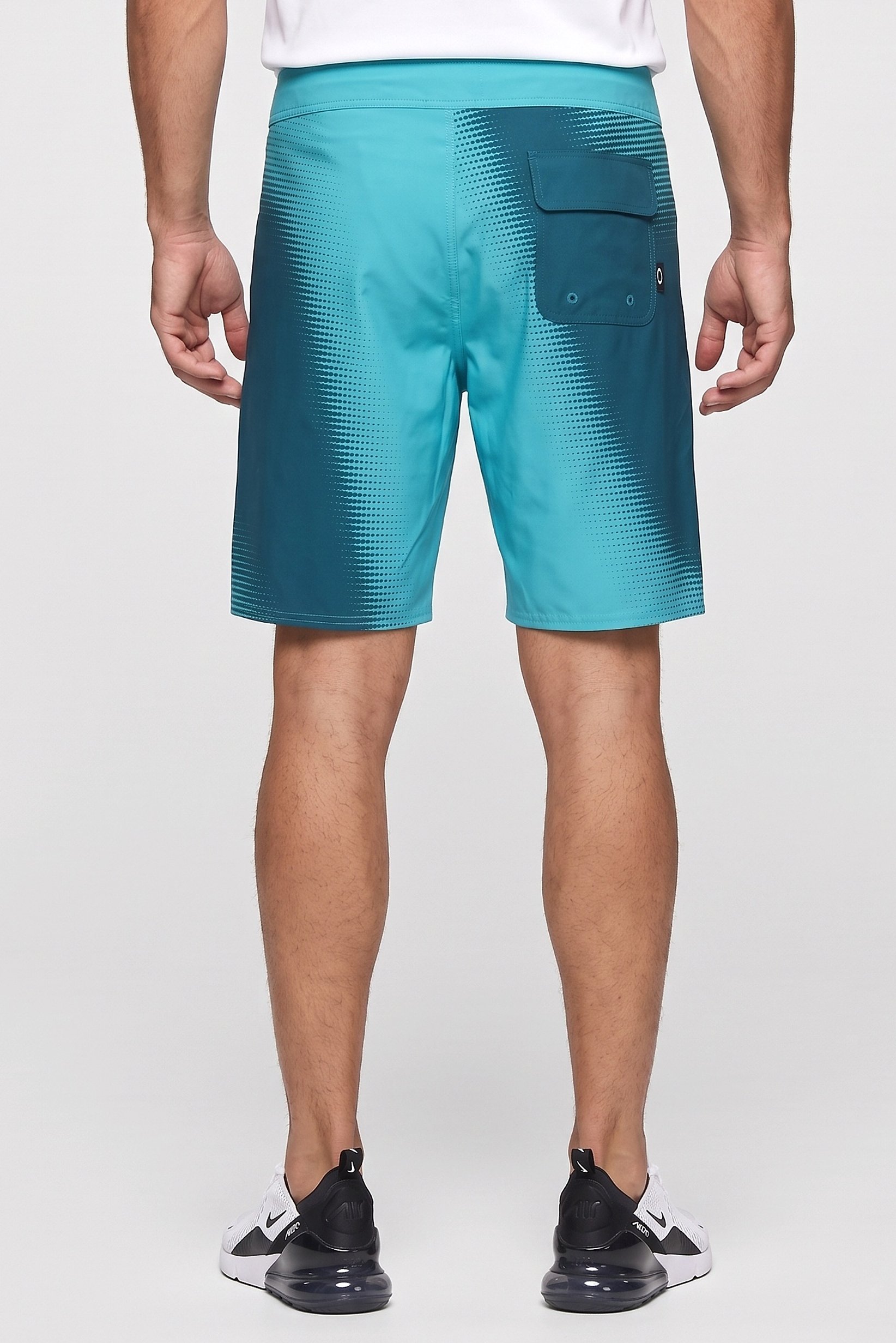 Men Regular Fit 18 Inseam Training Shorts, Multicolor
