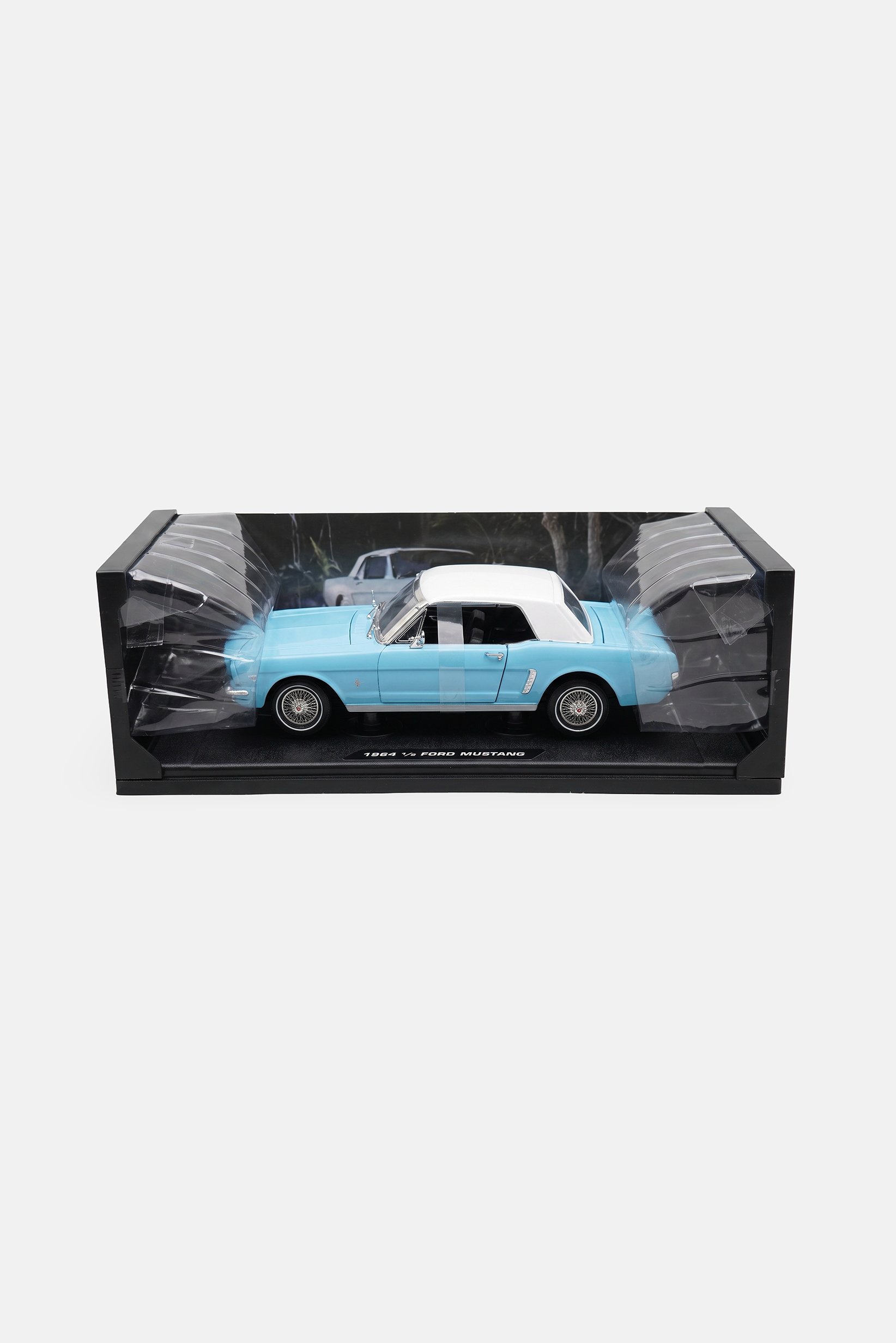 James Bond 1964 1/2 Ford Mustang 1/24 DIECAST Model Car, Blue