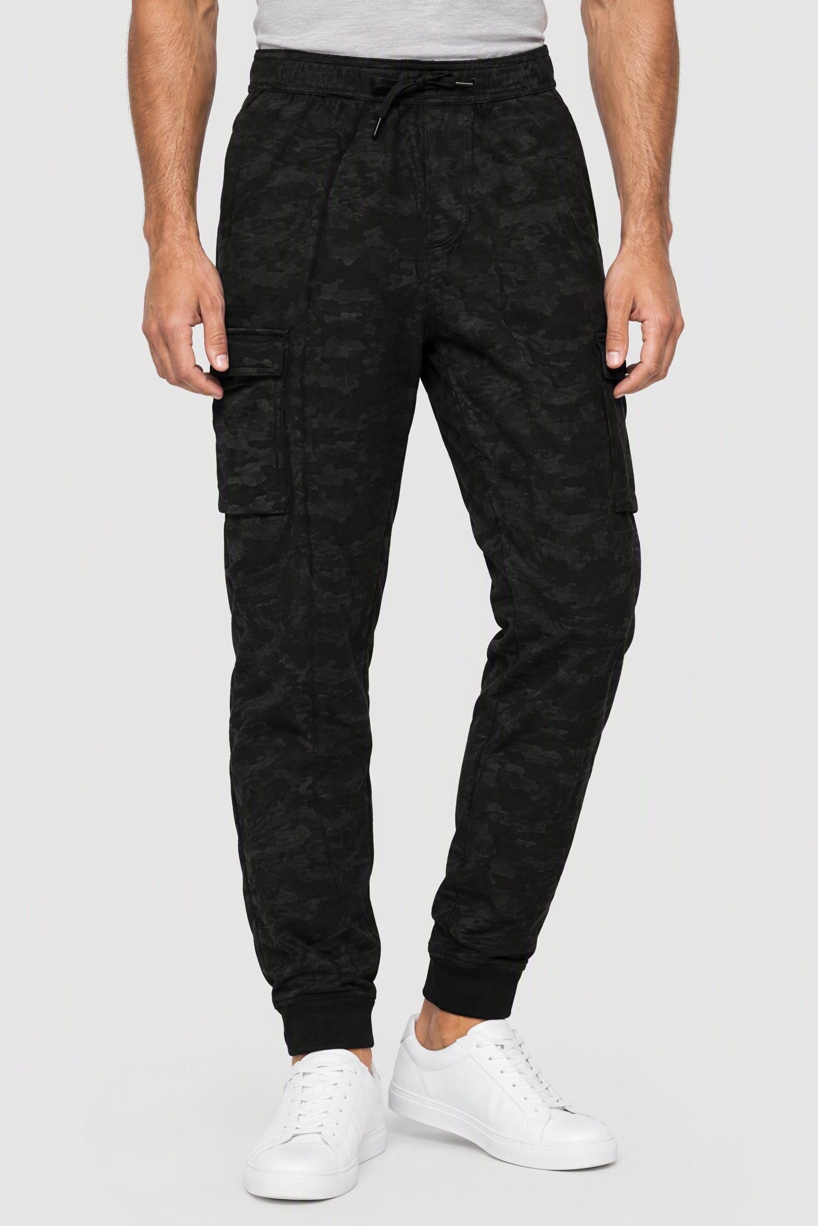 Men Regular Fit Camouflage Cargo Pants, Black
