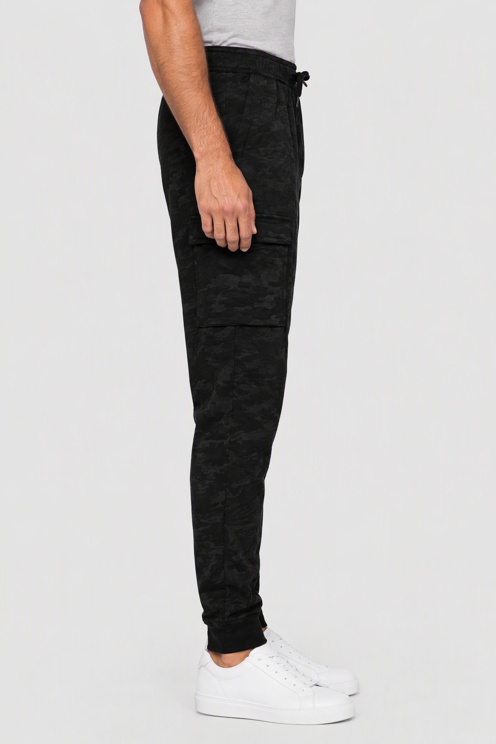 Men Regular Fit Camouflage Cargo Pants, Black