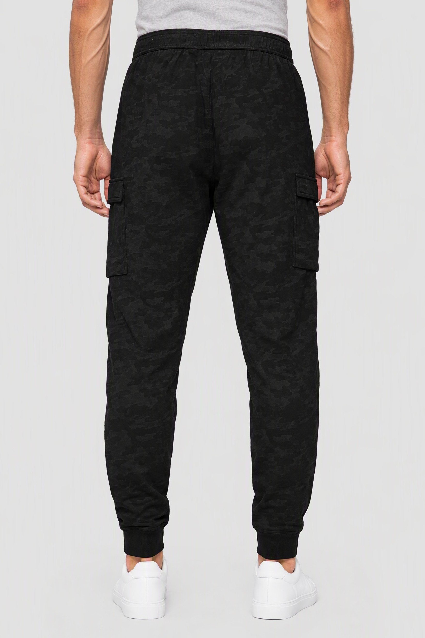 Men Regular Fit Camouflage Cargo Pants, Black