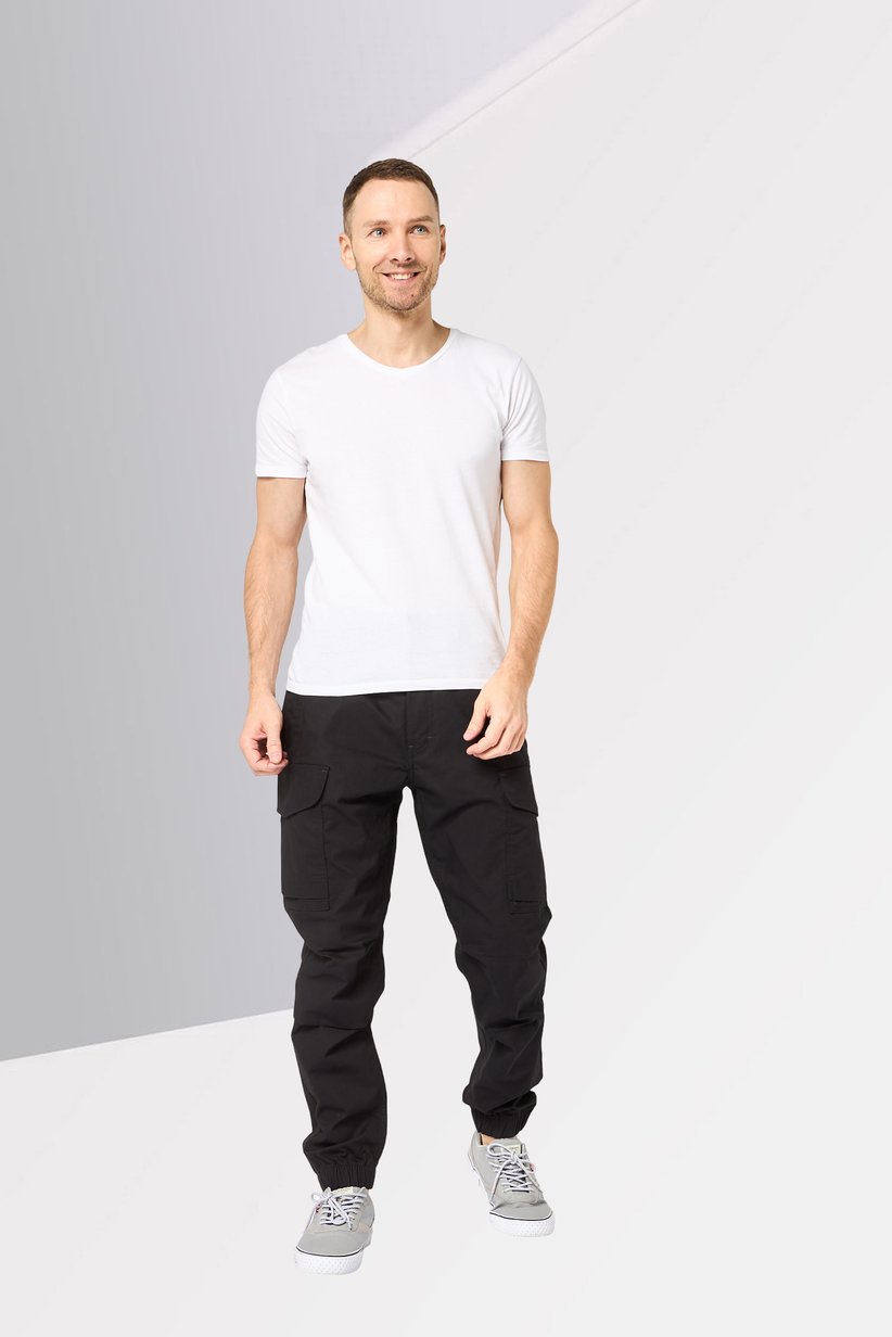 Men Regular Fit Solid Cargo Pants, Black 2